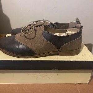 Woman’s taupe Oxford Shoes